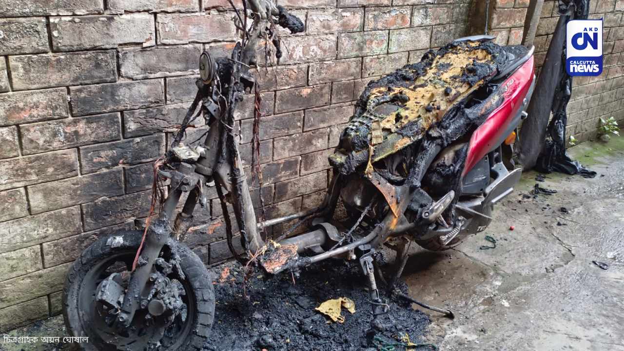 তাপস রায়ের বুথ এজেন্ট ও তাঁর ভাইয়ের বাইক পুড়ে ছাই! অভিযোগ তৃণমূলের বিরুদ্ধে