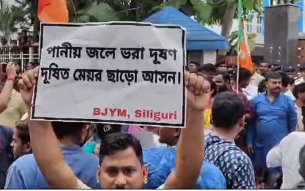 জল নিয়ে জল্পনা জারি শিলিগুড়িতে, পাউচে করে জল বিলি নিয়েও প্রশ্ন