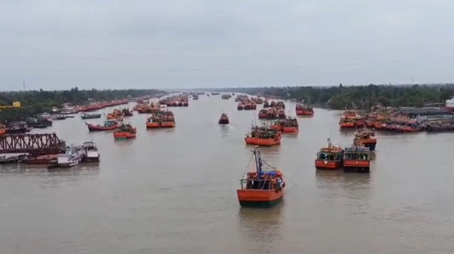 ইলিশ ধরতে সমুদ্রে পাড়ির তোড়জোড় জোর প্রস্তুতি মৎস্যজীবীদের ইলিশে লক্ষ্মীলাভের আশা