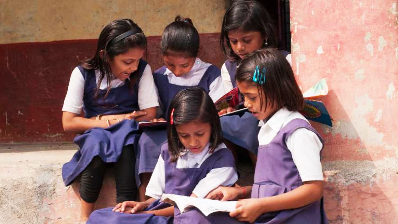 নীল-সাদা অতীত, স্কুল ফিরবে পুরনো ছন্দে! ইউনিফর্ম নিয়ে বড় নির্দেশ শিক্ষাদফতরের 