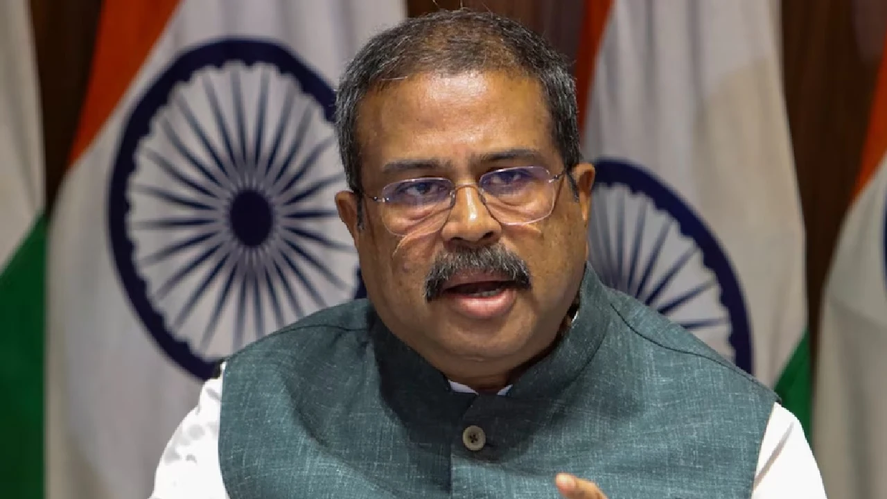 অবশেষে ইস্তফা দিলেন ধর্মেন্দ্র প্রধান, ককরোচ পার্টির লাগাতার বিক্ষোভে পদত্যাগী কেন্দ্রীয় শিক্ষামন্ত্রী