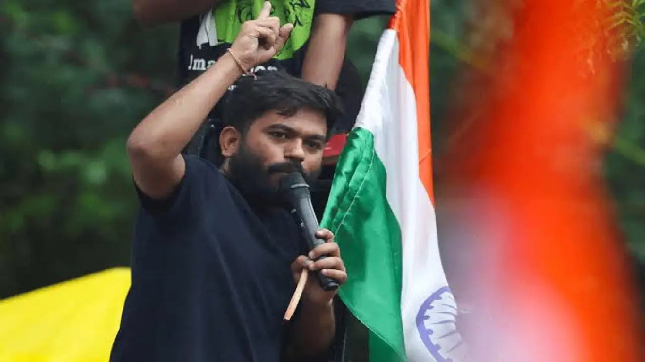‘কতটা পথ হাঁটলে’, ককরোচ-স্রষ্টা অভিজিৎ কি কেজরিওয়ালের পথেই হাঁটবেন?