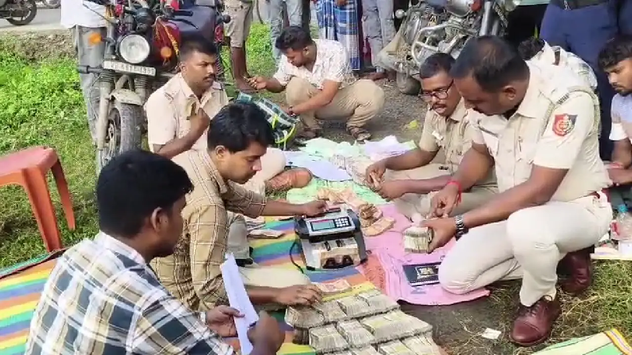 মালদহে ফের টাকার 'পাহাড়', দুটি বাইক আটক করে উদ্ধার লক্ষাধিক নগদ ও ব্রাউন সুগার 