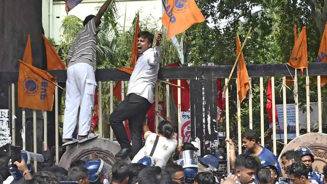 যাদবপুর কাণ্ডে FIR দায়ের থানায়, তিন সদস্যের তদন্ত কমিটি গড়ল বিশ্ববিদ্যালয়, পুলিসের হাতে সিসিটিভি ফুটেজ! 