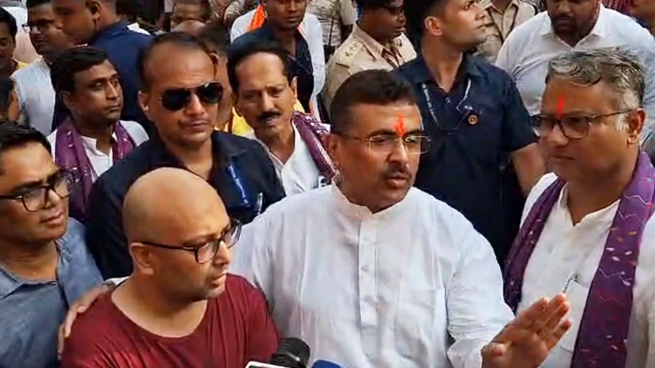  বীরভূমে প্রয়াত তৃণমূল বিধায়ক আশিসের বাড়িতে মুখ্যমন্ত্রী, গাড়ি থেকে নেমেই জড়িয়ে ধরলেন পুত্রকে  