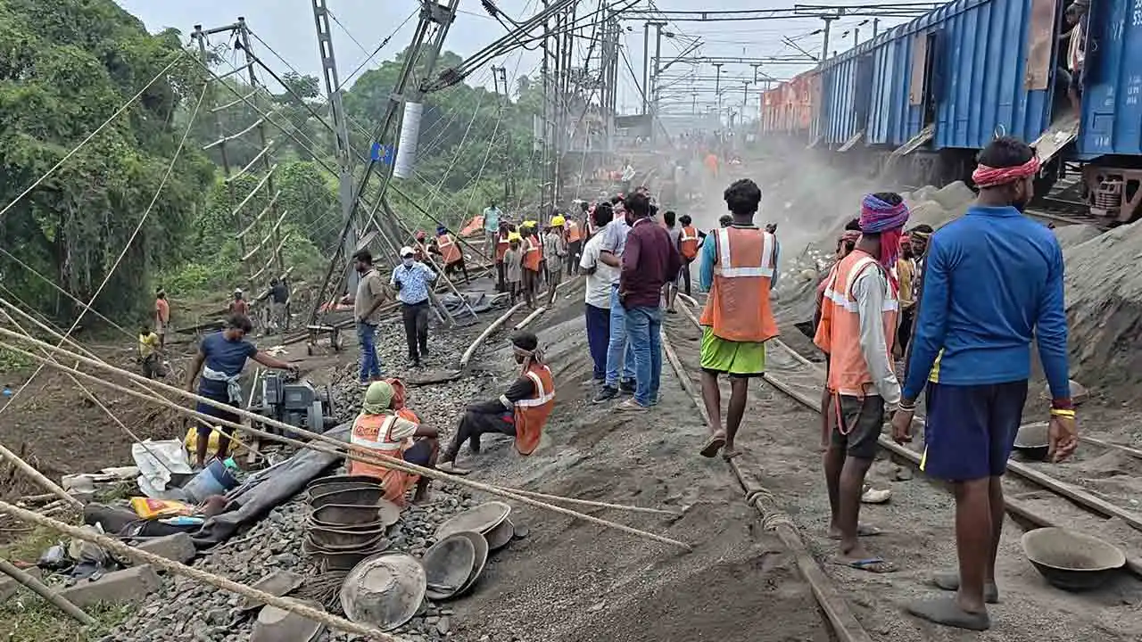 কাটছে না বিপদ, মেরামতির কাজ চলাকালীন ফের ধস ফরাক্কা লাইনে, আজও বাতিল একগুচ্ছ এক্সপ্রেস ট্রেন  