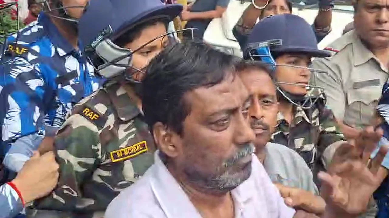 ব্যারাকপুর আদালতে আনা হল সোমনাথ'কে, উঠল 'চোর' স্লোগান, জুটল ডিম-থেরাপিও