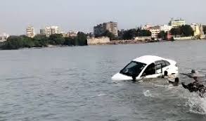 পুজো দিতে গিয়ে বিপত্তি! গঙ্গায় তলিয়ে গেল গাড়ি, প্রাণে বাঁচল শিশু