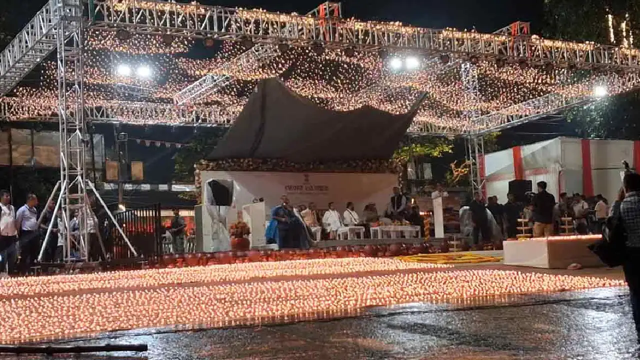 গঙ্গাবক্ষে আলোর রোশনাই! মোদীর জন্মদিনে লক্ষ প্রদীপে সেজে উঠল কলকাতার ঘাট 