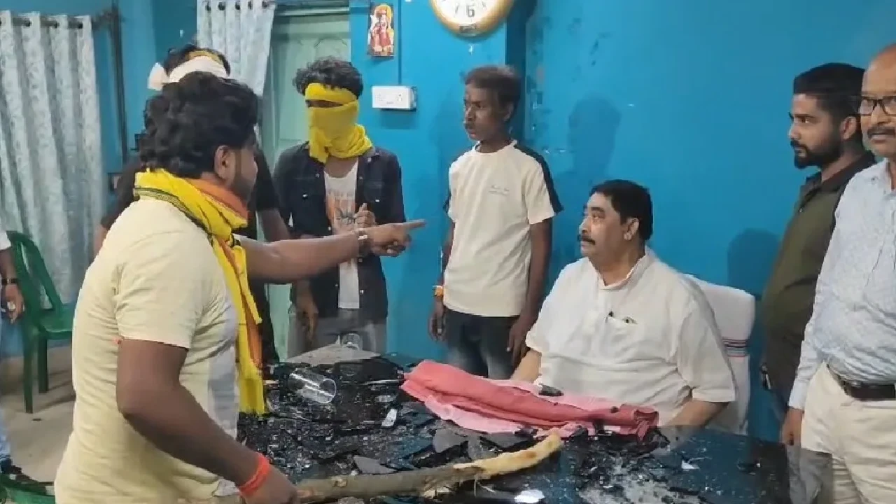 সিউড়িতে পার্টি অফিসে বসে মার খেলেন ‘বাঘ’ অনুব্রত! হামলাকারীদের ছেড়ে দিল পুলিস