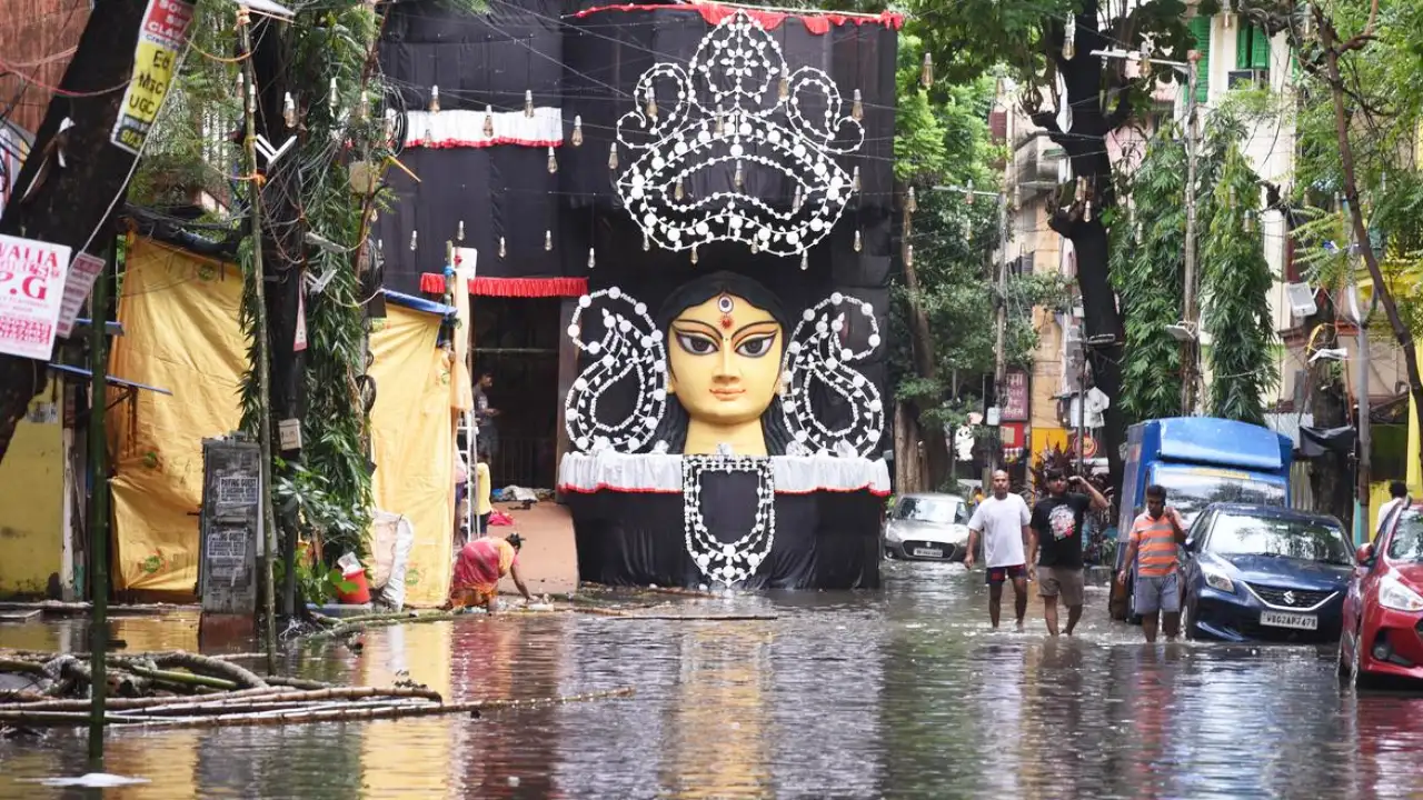 পুজোয় সঙ্গী হবে ছাতা! উৎসবের মরশুমেও বৃষ্টির পূর্বাভাস হাওয়া অফিসের