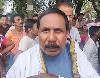 শিক্ষকের অনুপস্থিতির প্রতিবাদে বিক্ষোভ 