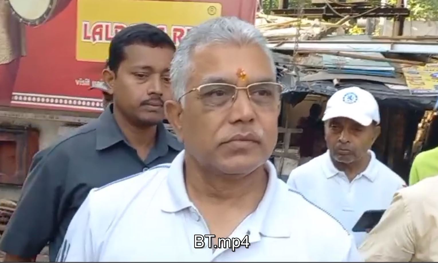 প্রচারে বেরিয়ে কিনলেন ফল, বেল ভাঙার জন্য মাথা খুঁজছেন দিলীপ